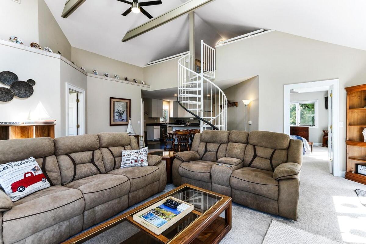 Como Lakeview Loft - Massive Wraparound Deck - Filtered Lake Views - Hot Tub - Fire Pit - Gas Fireplace Лейк-Женева Екстер'єр фото